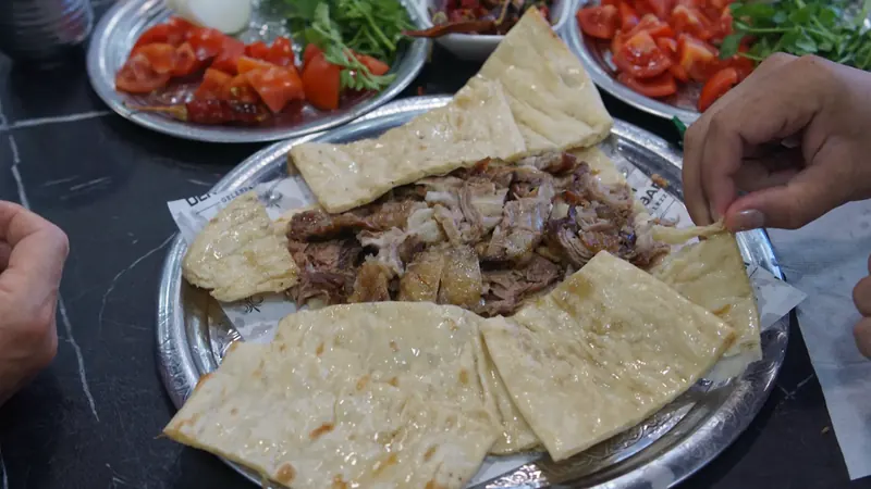 كباب دنيزلي يقدم على خبز البيدا