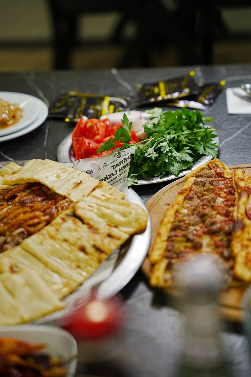Denizli kebabı, kıymalı pide, domates ve maydanozdan oluşan bir Denizli sofrası
