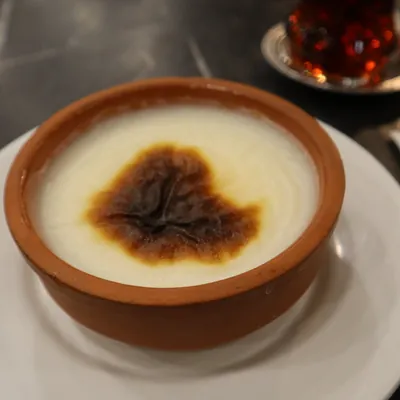 أرز بالحليب مخبوز في وعاء فخاري